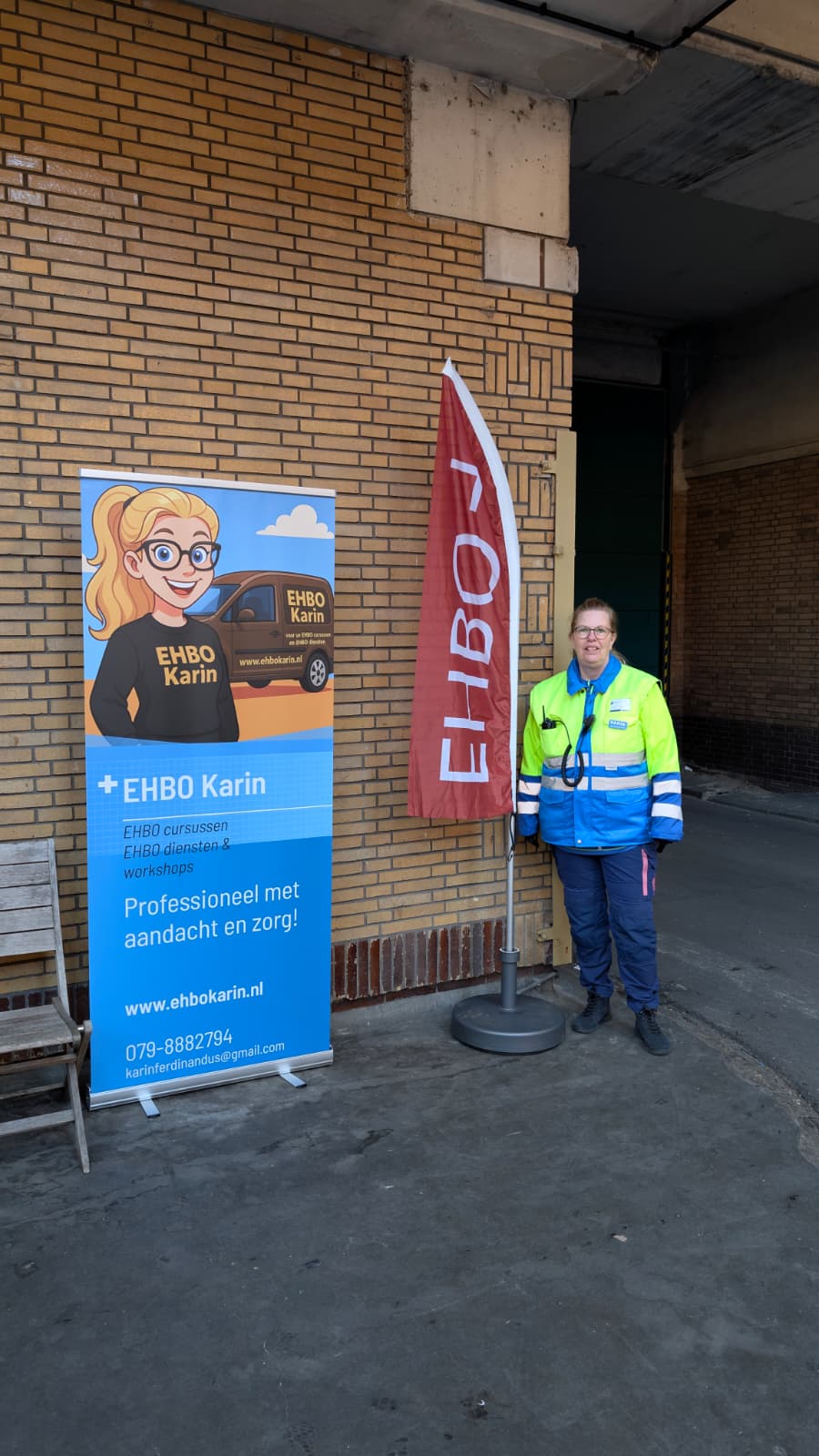 De EHBO post is goed herkenbaar door het gebruik van een vlag en een rollup-banner